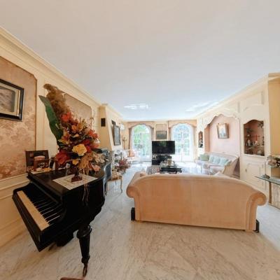 Maison - 325 m² - 11 pièces