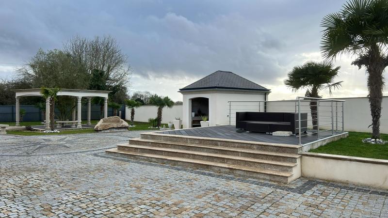 Maison - 210 m² - 7 pièces