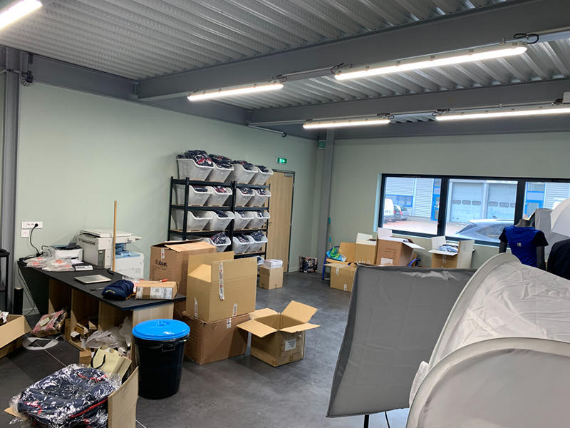 Local d'activité / Entrepôt - 360 m² - 6 pièces