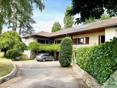 Propriété - 301 m² - 9 pièces