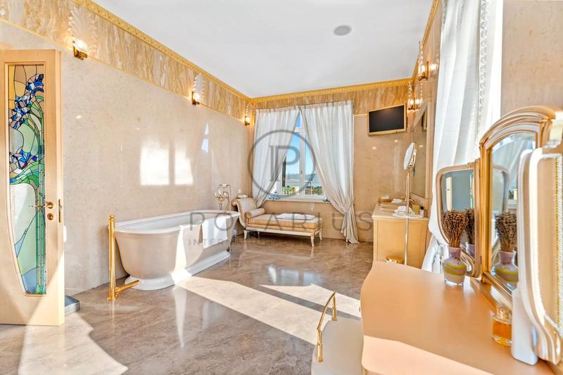 Villa - 1 000 m² - 15 pièces