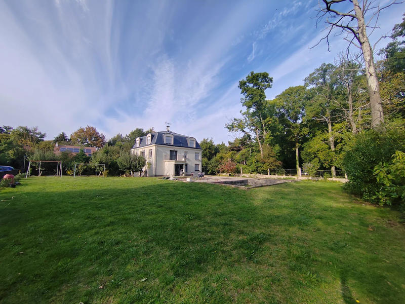 Maison - 300 m² - 16 pièces