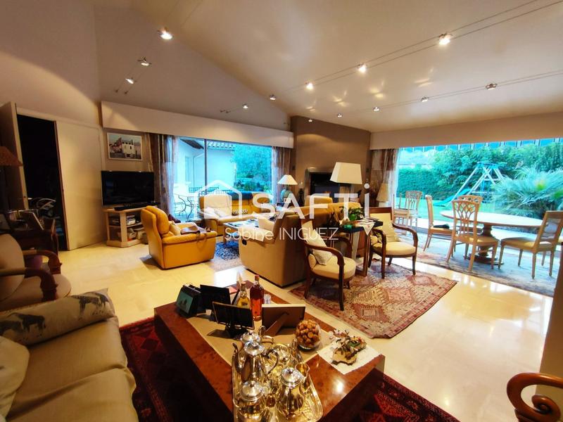 Maison - 228 m² - 6 pièces