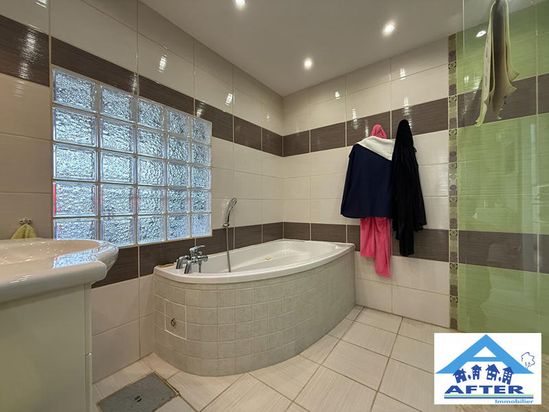 Maison - 237 m² - 8 pièces