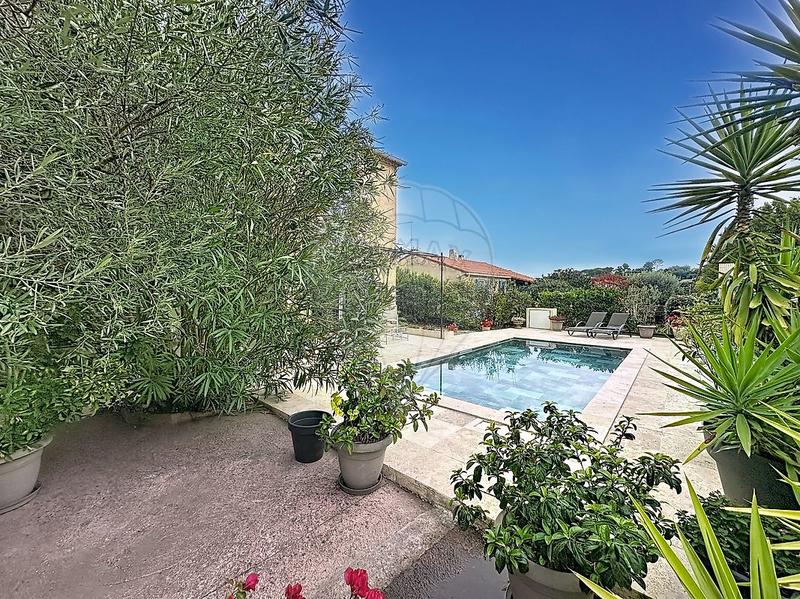 Maison - 204 m² - 8 pièces