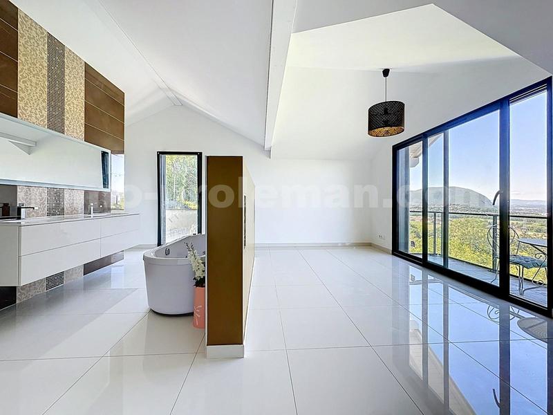 Maison - 280 m² - 8 pièces