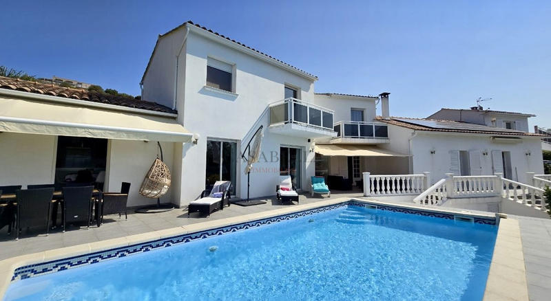 Maison - 243 m² - 10 pièces