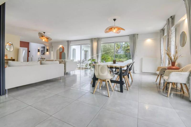 Maison - 249 m² - 6 pièces