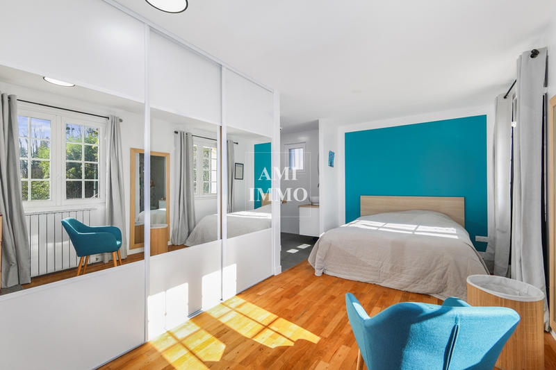 Propriété - 247 m² - 9 pièces