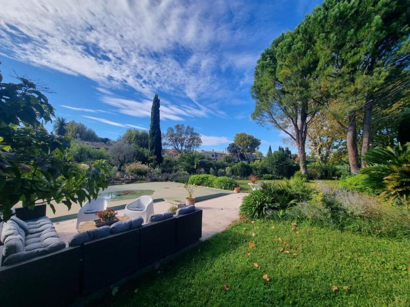 Maison - 256 m² - 5 pièces