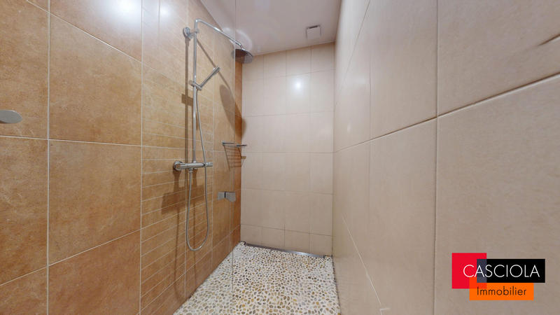 Maison - 200 m² - 6 pièces