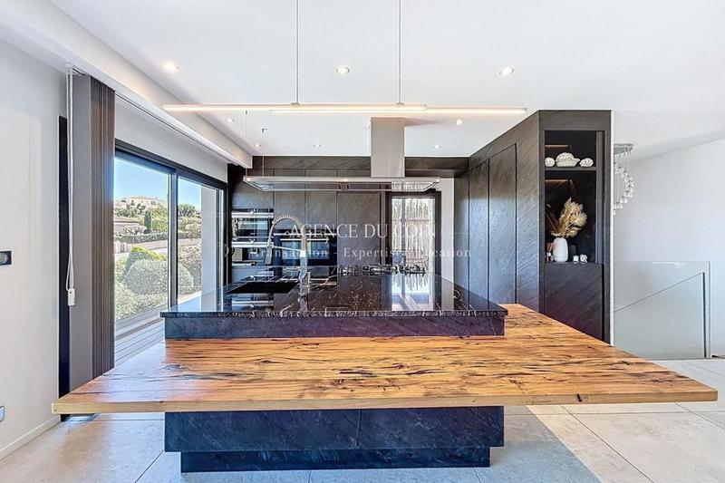 Maison traditionnelle - 280 m² - 6 pièces