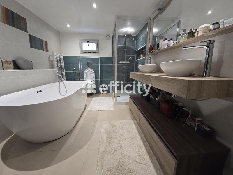 Maison - 285 m² - 10 pièces