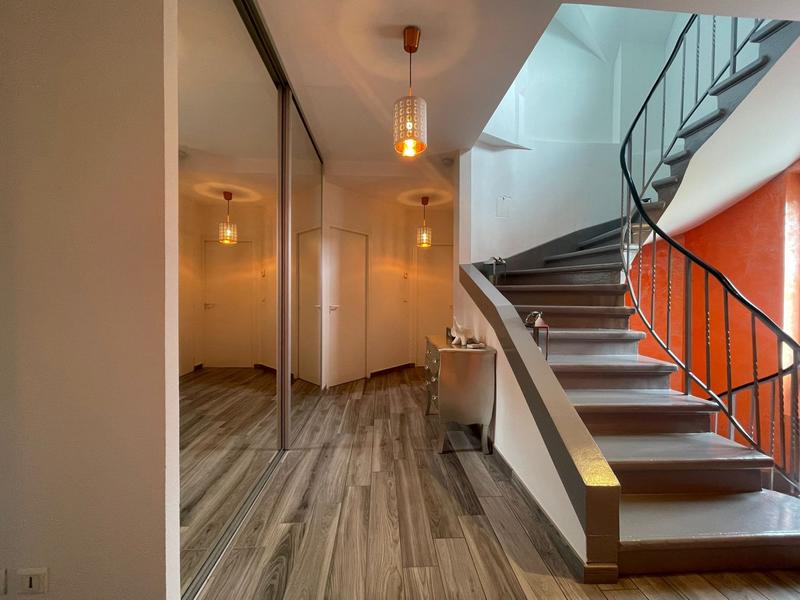 Maison - 238 m² - 8 pièces