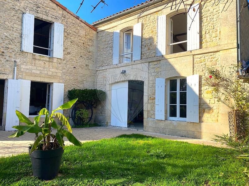 Maison - 245 m² - 8 pièces