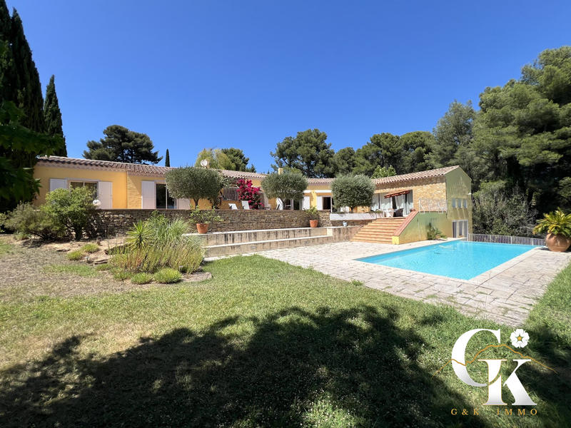 Maison - 250 m² - 7 pièces