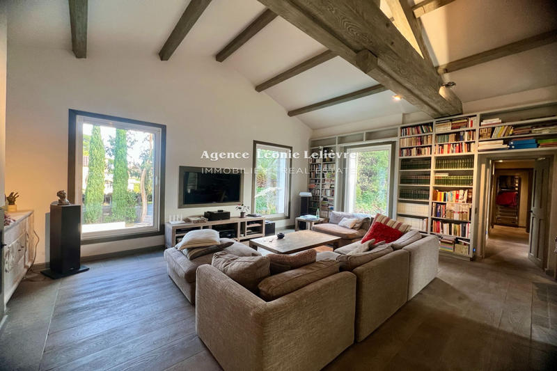 Maison - 273 m² - 9 pièces