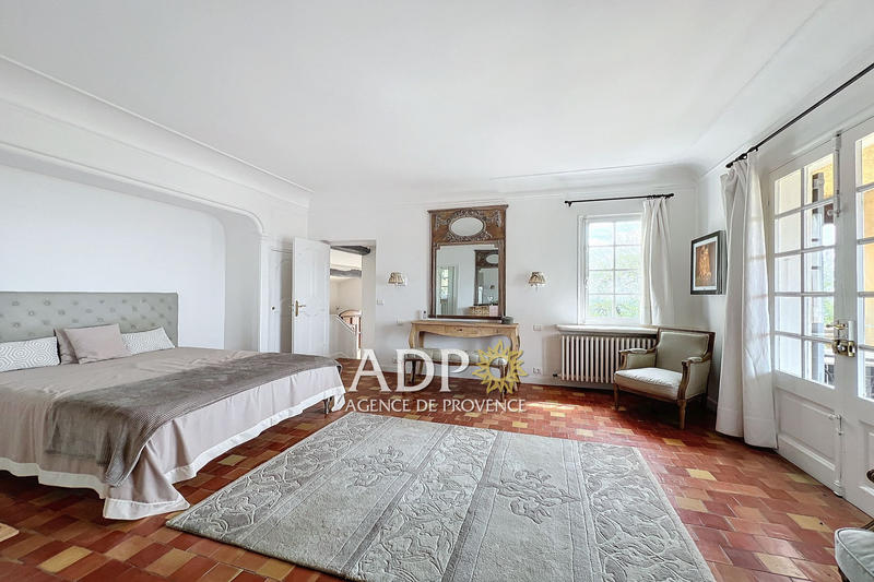 Maison - 210 m² - 6 pièces