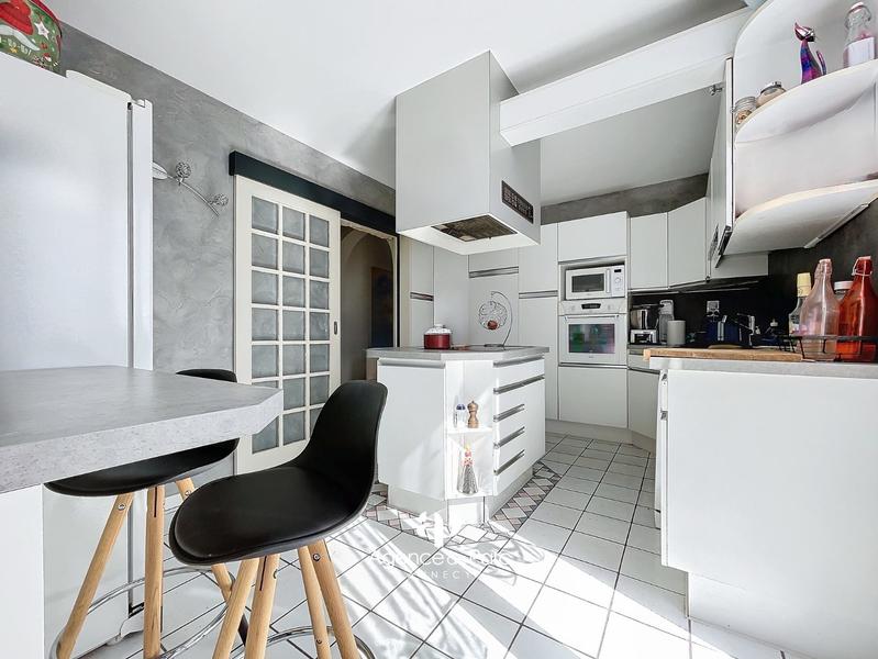 Maison traditionnelle - 185 m² - 8 pièces