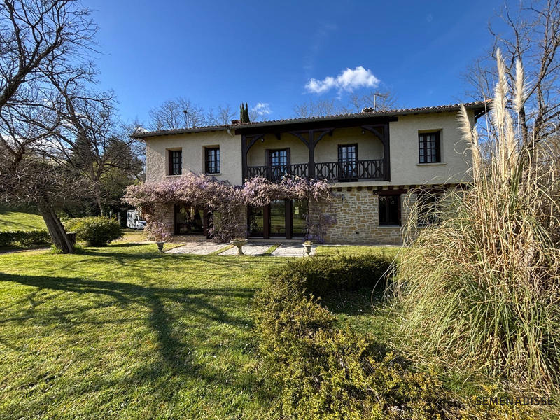 Maison - 251 m² - 7 pièces