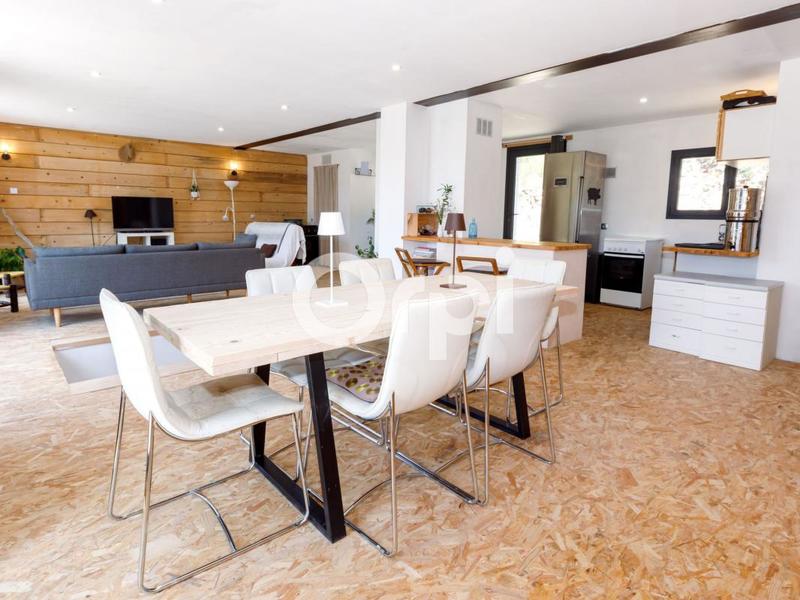 Maison - 250 m² - 6 pièces