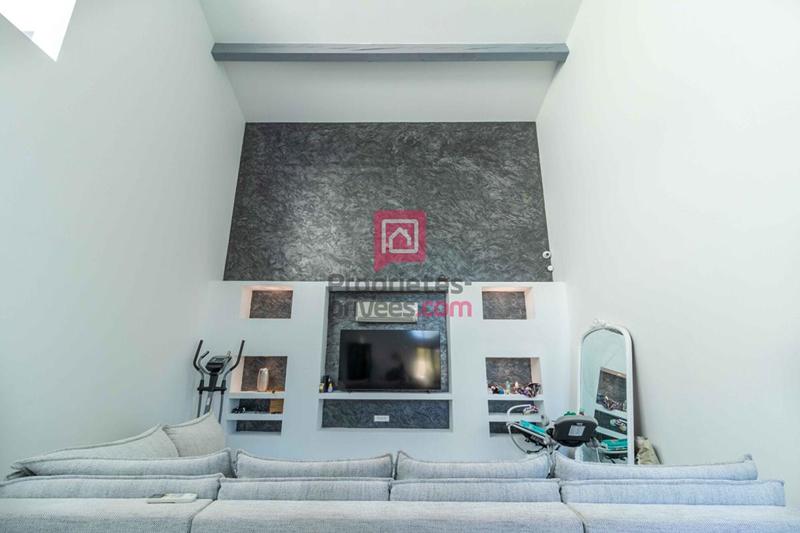 Maison - 240 m² - 9 pièces