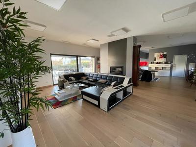 Maison - 250 m² - 6 pièces