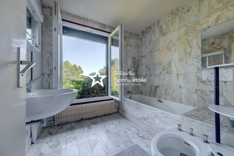 Maison - 215 m² - 7 pièces