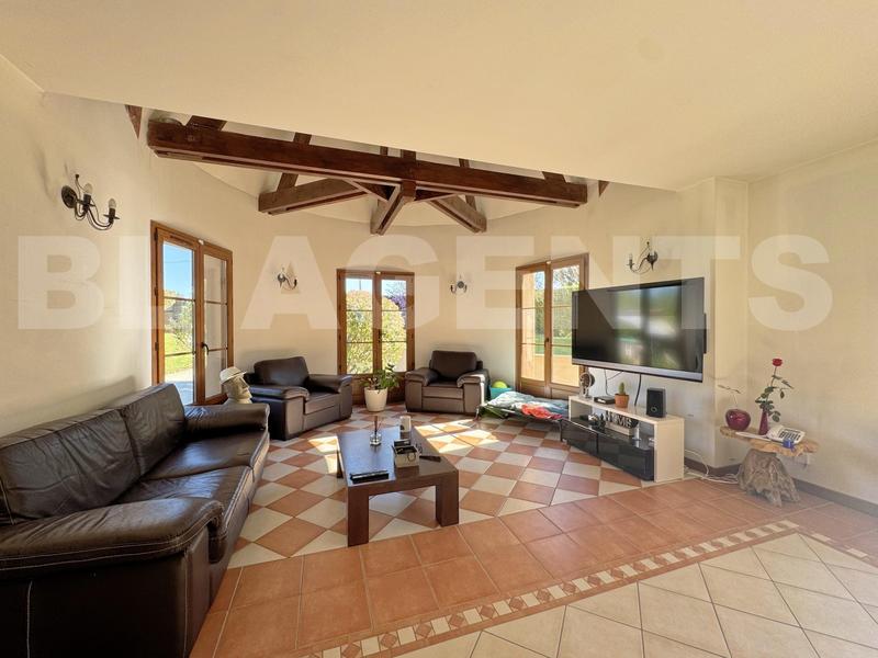 Maison - 243 m² - 8 pièces