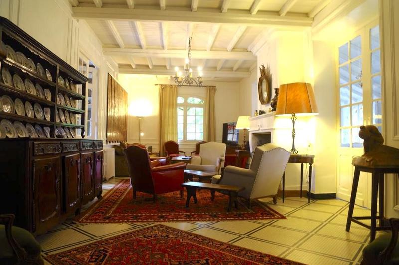 Maison traditionnelle - 260 m² - 8 pièces