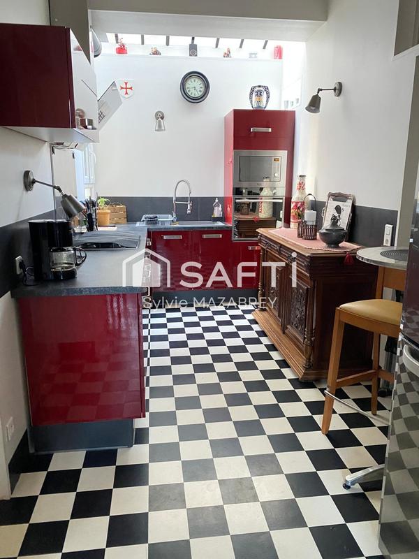 Maison - 210 m² - 11 pièces