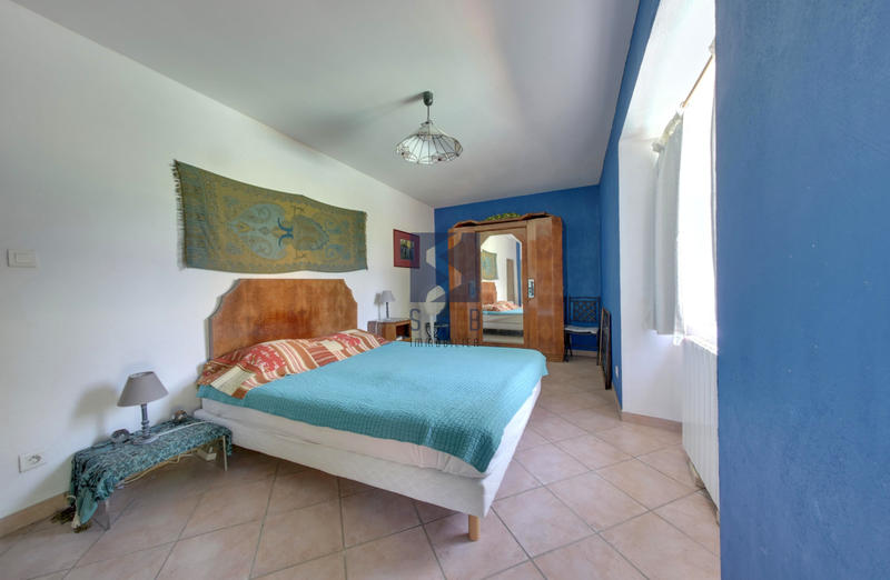 Propriété - 230 m² - 6 pièces