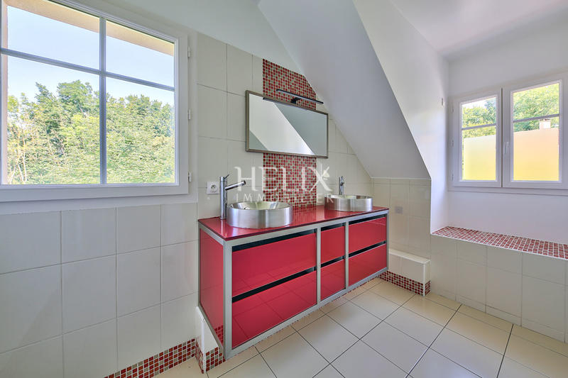 Maison - 240 m² - 8 pièces