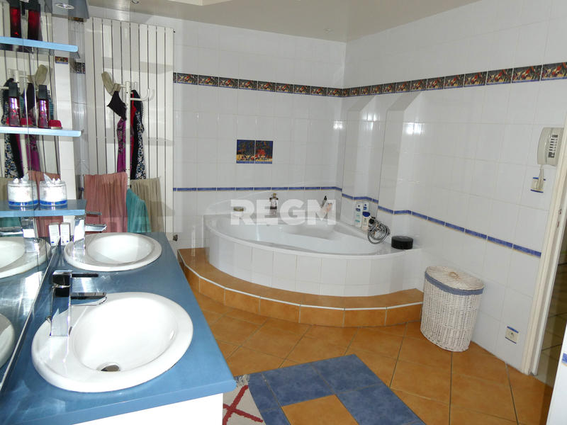 Propriété - 8 191 m² - 11 pièces