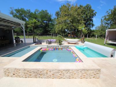 Propriété - 210 m² - 7 pièces