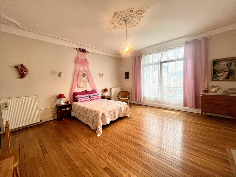 Maison - 310 m² - 12 pièces