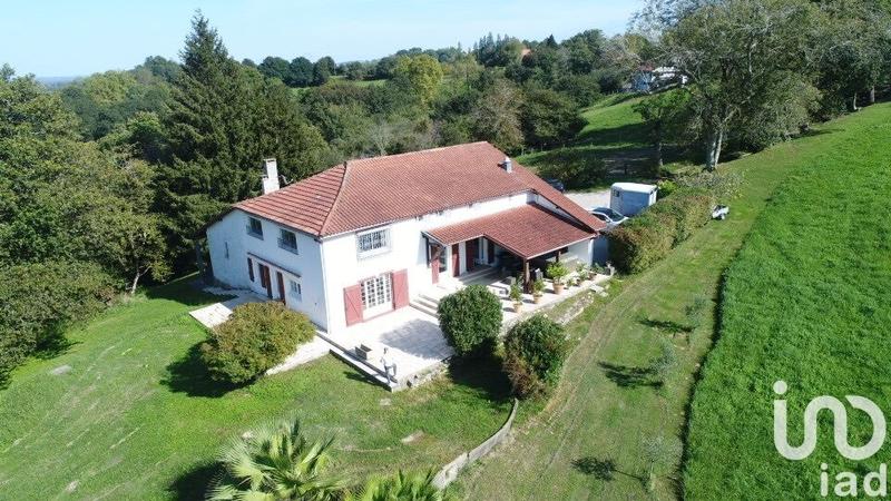 Maison - 221 m² - 8 pièces