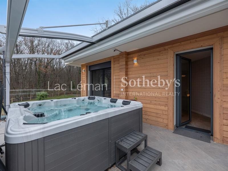 Maison - 245 m² - 8 pièces