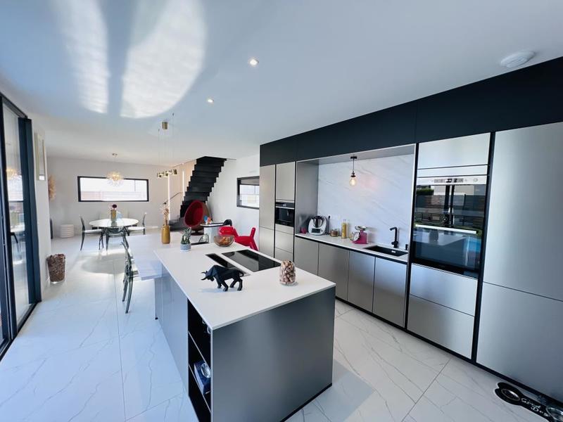 Maison - 201 m² - 8 pièces