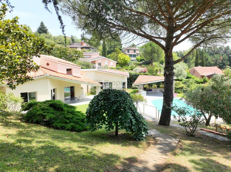 Maison - 250 m² - 6 pièces