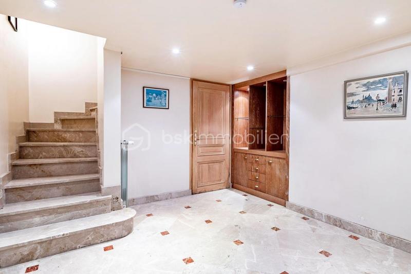 Propriété - 453 m² - 9 pièces