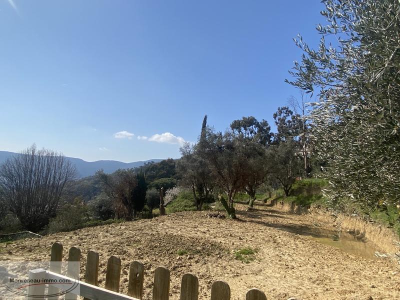 Terrain constructible - 1 880 m²