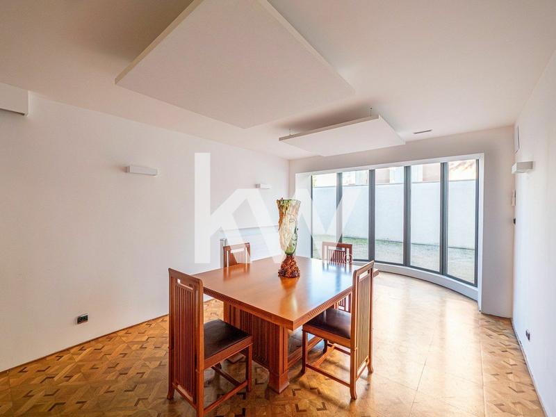 Maison - 400 m² - 12 pièces