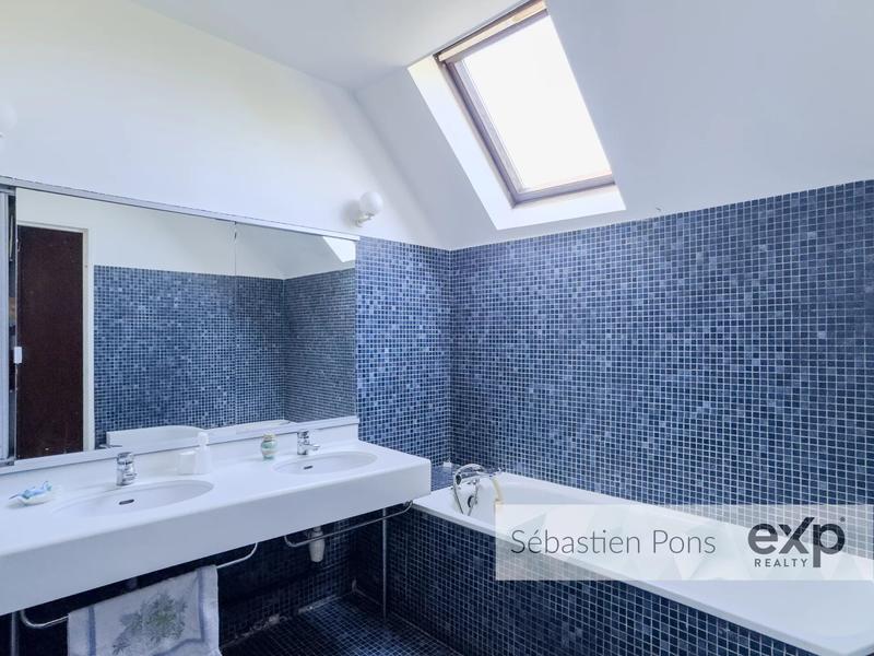 Maison - 230 m² - 8 pièces