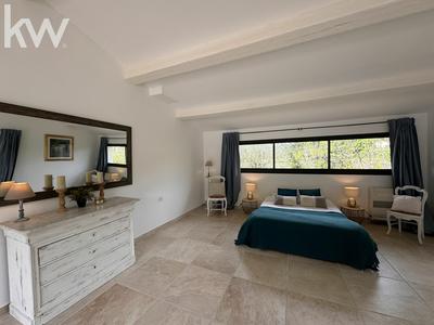 Maison - 230 m² - 6 pièces