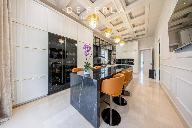 Villa - 1 200 m² - 12 pièces