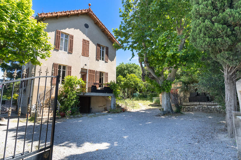 Maison - 220 m² - 6 pièces