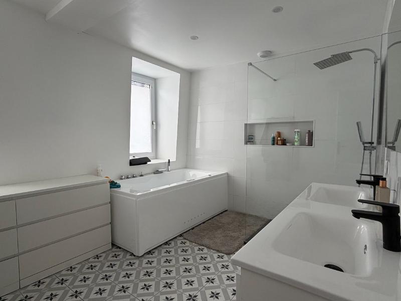 Maison - 211 m² - 6 pièces