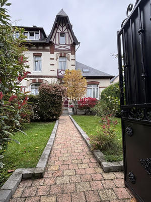 Maison - 180 m² - 8 pièces