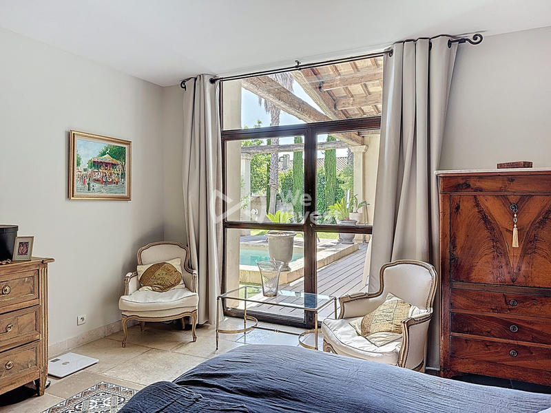 Maison - 220 m² - 8 pièces